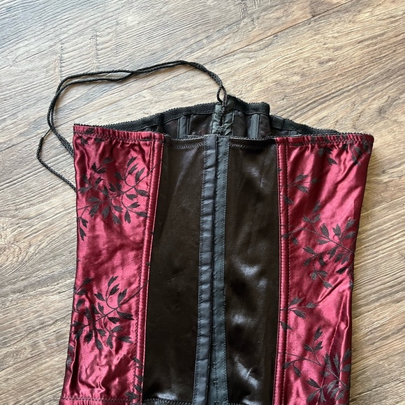 Victoria’s Secret Elegant Burgundy and Black Corset Large Lace Up Jacquard - Picture 5 of 6